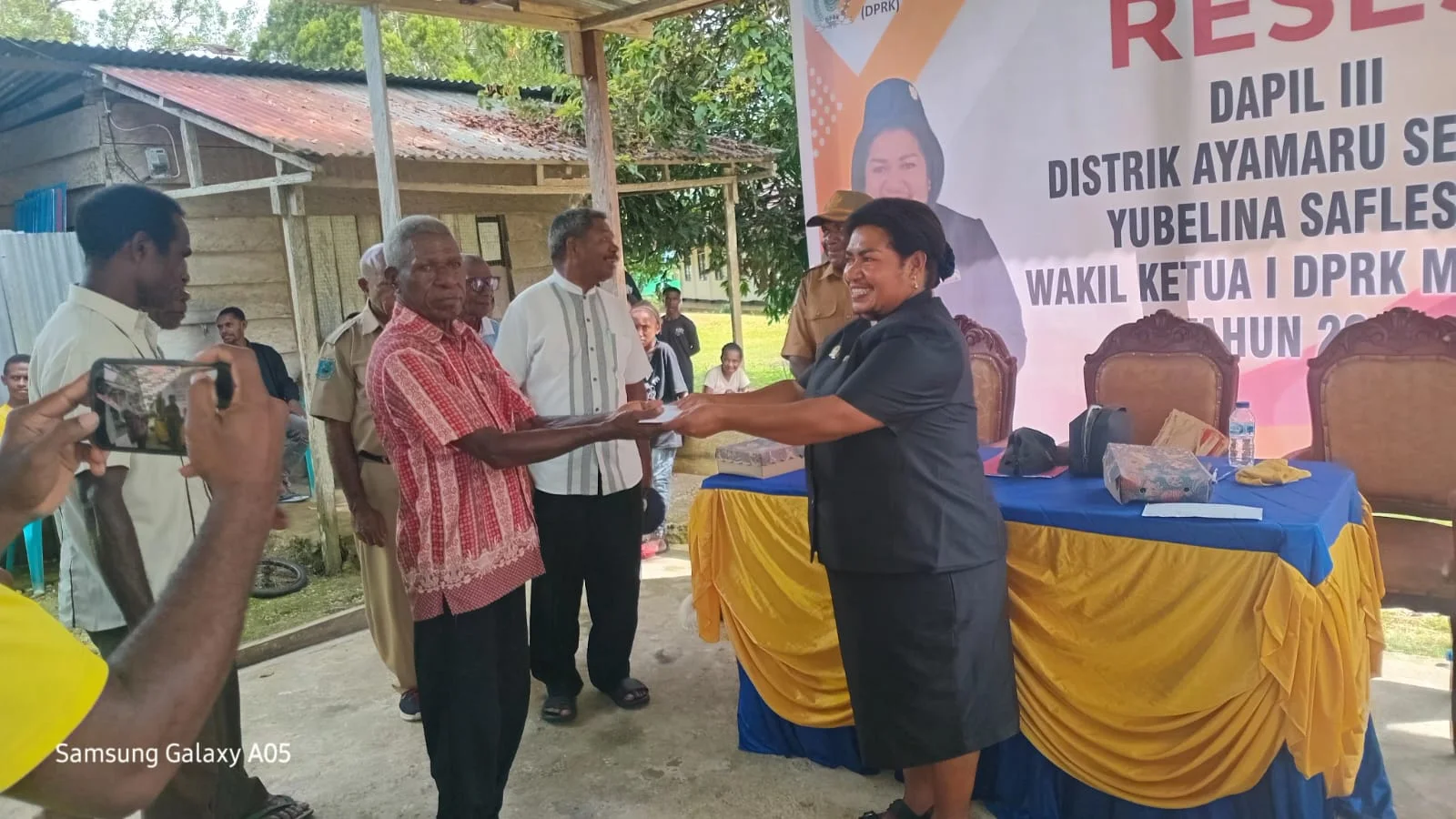 Yubelina Saflesa Serap Aspirasi Warga Ayamaru Selatan Dan Salurkan Bantuan Paskah