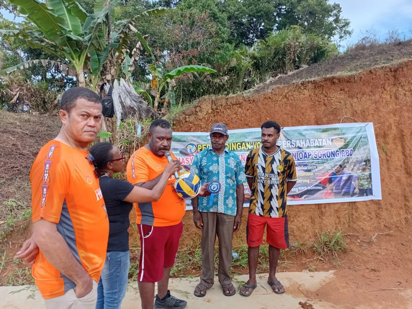 Ronald Konjol Serahkan Bantuan, Laga Voli Persahabatan Di Sorong Penuh Kebersamaan