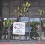 Kantor Bupati Sorong Lumpuh Dipalang Warga Adat, Tuntut Klarifikasi Penahanan 3 Asn