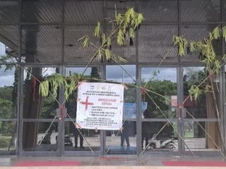 Kantor Bupati Sorong Lumpuh Dipalang Warga Adat, Tuntut Klarifikasi Penahanan 3 Asn