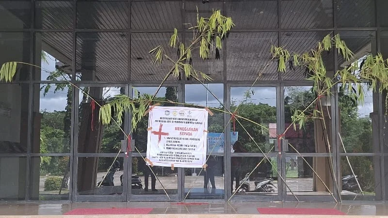 Kantor Bupati Sorong Lumpuh Dipalang Warga Adat, Tuntut Klarifikasi Penahanan 3 Asn