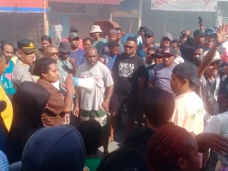 Aksi Bakar Ban Di Kota Sorong, Keluarga Korban Pembunuhan Tuntut Pelaku Segera Ditangkap