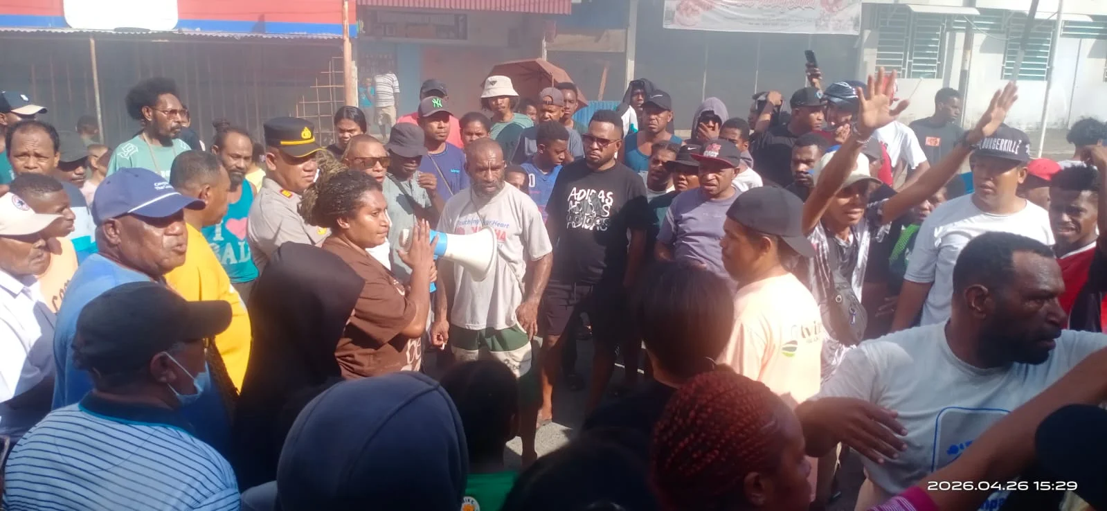 Aksi Bakar Ban Di Kota Sorong, Keluarga Korban Pembunuhan Tuntut Pelaku Segera Ditangkap