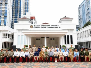Kementerian Pertahanan Melalui Pusat Bela Negara Badan Cadangan Nasional Kementerian Pertahanan (Kapus Bela Negara Bacadnas Kemhan) Menggelar Rapat Kerja Bersama Organisasi Masyarakat (Ormas) Bela Negara Di Kantor Bacadnas, Salemba, Selasa (28/4).