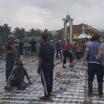 Warga Sukarela Bergotong Royong Bantu Pengecoran Pembangunan Ponpes Mahabatul Rosul