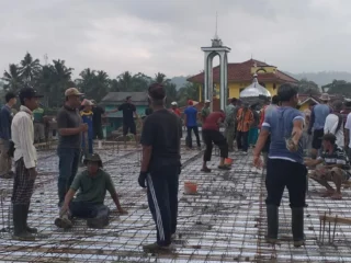 Warga Sukarela Bergotong Royong Bantu Pengecoran Pembangunan Ponpes Mahabatul Rosul