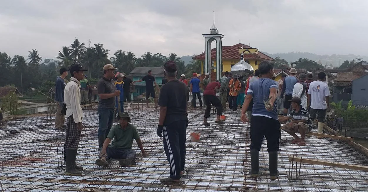 Warga Sukarela Bergotong Royong Bantu Pengecoran Pembangunan Ponpes Mahabatul Rosul