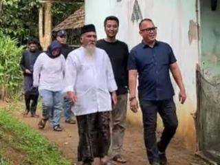 Legislator Nasdem Arif Rahman Beri Bantuan Jembatan Di Batu Namprak