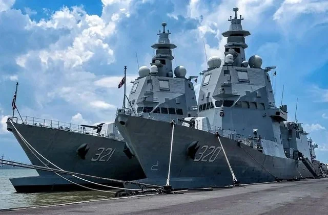 Ktt Asean Ke-48 Di Cebu, Filipina, Bukan Sekadar Seremoni Pengawalan Vvip Atau Hajatan Diplomatik Biasa. Di Balik Senyum Para Pemimpin Negara Di Atas Panggung, Ada Deru Mesin Jet F-16, Airbus A400M, Pesawat Hercules, Serta Kehadiran Dua “Punggawa” Baru Tni Al, Kri Brawijaya (320) Dan Kri Siliwangi (321), Bersama Pendahulunya Kri R.e. Martadinata (331), Yang Membelah Ombak Di Kawasan Perbatasan.