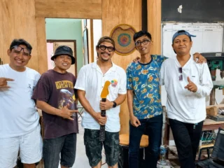 Pengrajin Gitar Custom Madiun Didatangi Mantan Gitaris Slank