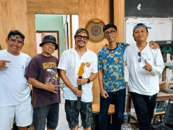 Pengrajin Gitar Custom Madiun Didatangi Mantan Gitaris Slank