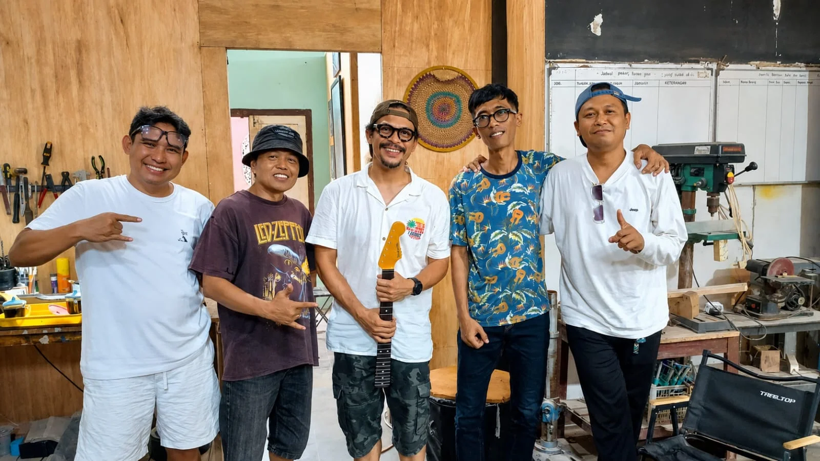 Pengrajin Gitar Custom Madiun Didatangi Mantan Gitaris Slank