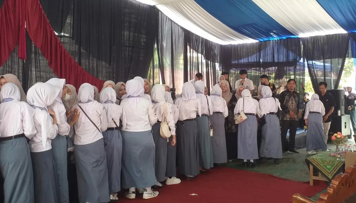 Langkah Baru Yang Gemilang, 191 Siswa Sman 1 Lumbung Dinyatakan Lulus