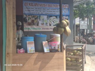 Es Doa Indung Bapak, Es Kelapa Muda Aneka Rasa Yang Jadi Favorit Warga Tangerang