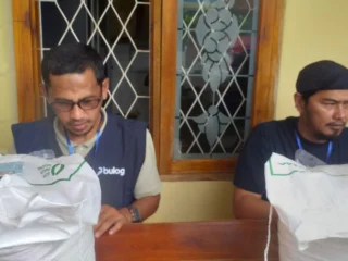Pemdes Sindang Mukti Salurkan Bantuan Beras Dan Minyak Goreng Dari Bapanas