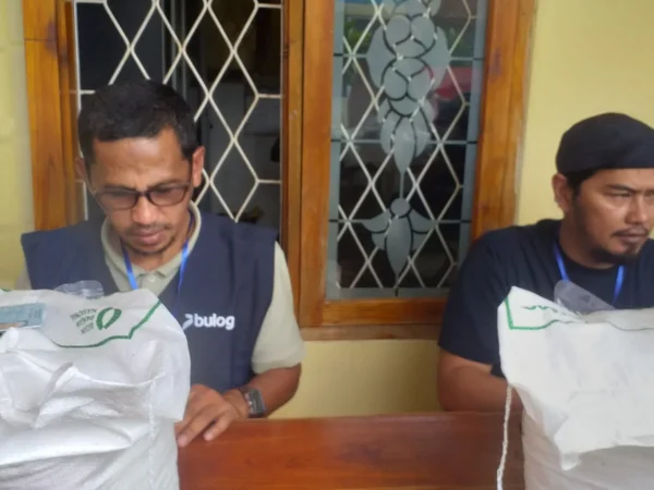 Pemdes Sindang Mukti Salurkan Bantuan Beras Dan Minyak Goreng Dari Bapanas