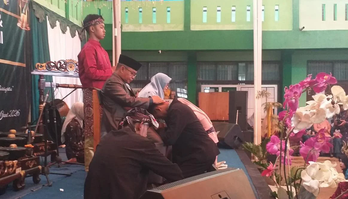 Pelepasan Siswa Kelas Ix Dan Kenaikan Kelas Vii-Viii Di Mtsn 9 Ciamis Berlangsung Khidmat