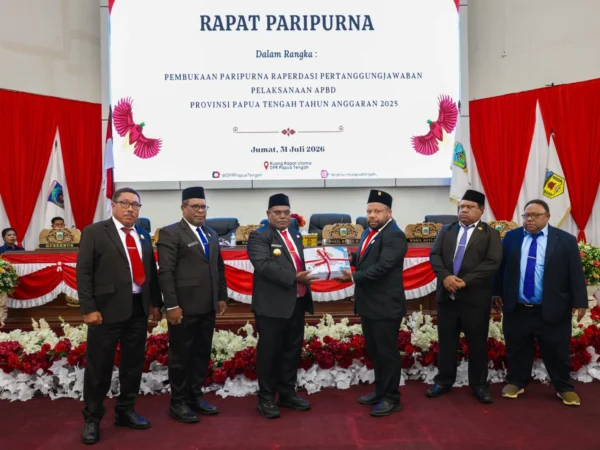 Gubernur Meki Nawipa Serahkan Raperda Pertanggungjawaban Apbd 2025 Kepada Dpr Papua Tengah