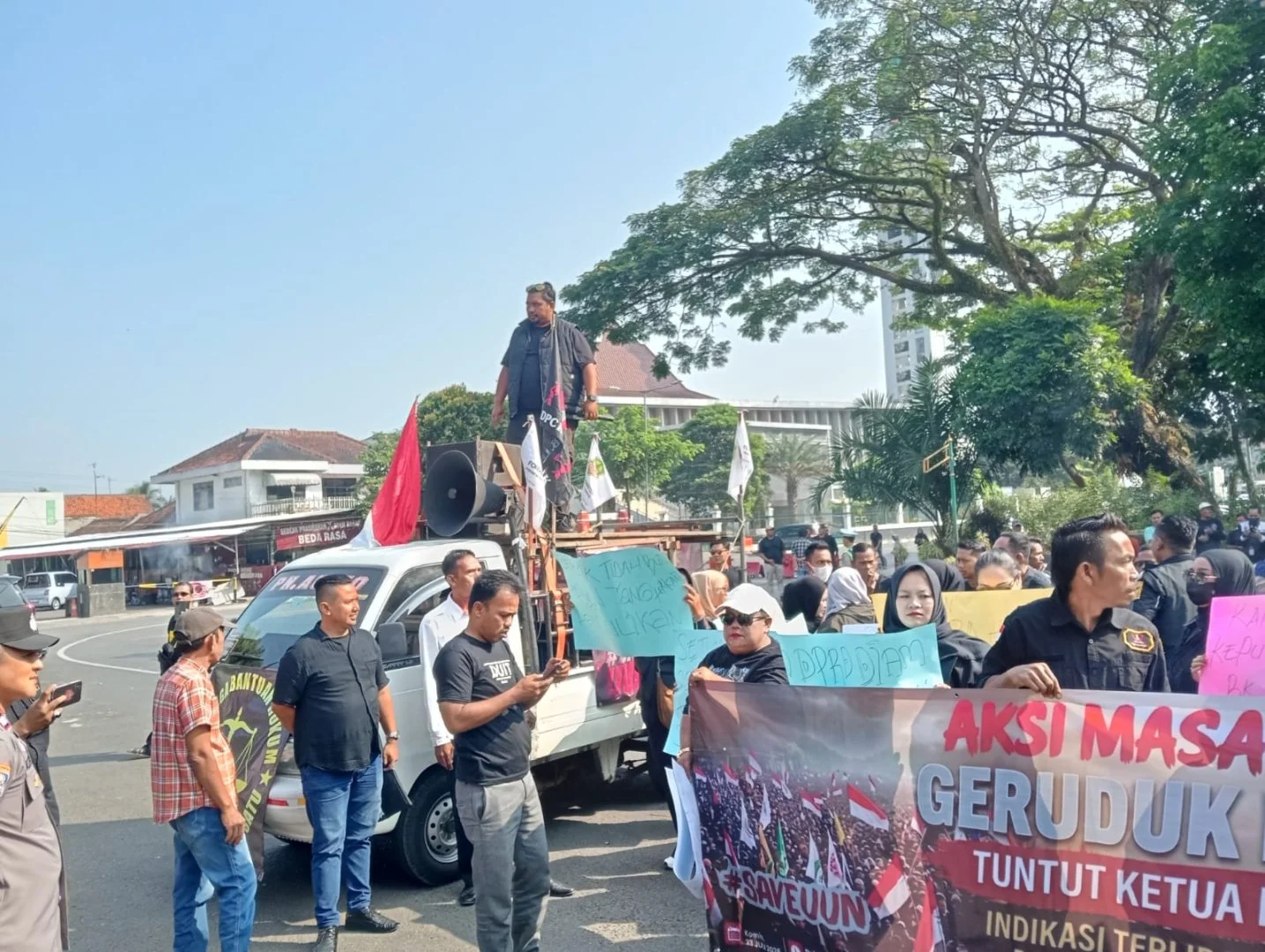 Dprd Lebak Digoyang Aksi Massa, Tagih Nyali Aph Usut Dugaan Pengeroyokan Aktivis