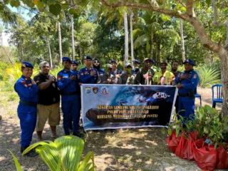 Sambang Nusa Presisi Di Pulau Soop, Personel Polairud Tanam 1.000 Pohon Dan Bagikan 200 Bendera Merah Putih