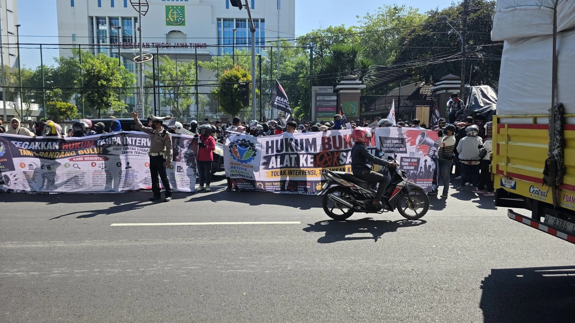 Hukum Bukan Alat Kejaksaan: Ratusan Massa Minta Hentikan Intervensi, Jaga Prinsip Kesetaraan Di Mata Hukum