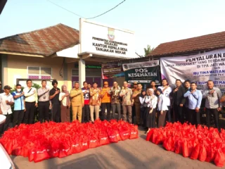 Bank Banten Salurkan Bantuan Bagi Pihak Terdampak Kebakaran Tpa Jatiwaringin Di Kabupaten Tangerang