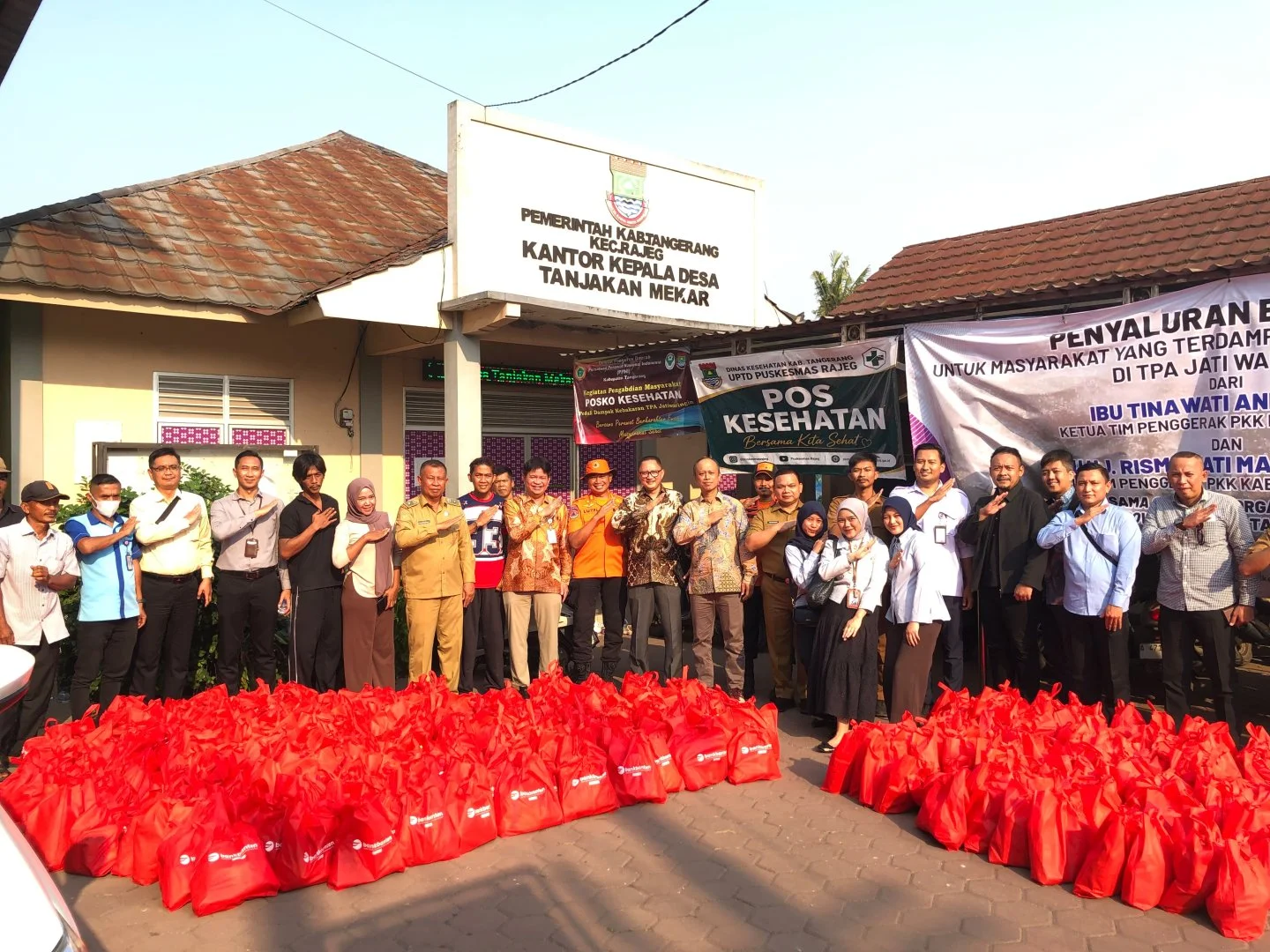 Bank Banten Salurkan Bantuan Bagi Pihak Terdampak Kebakaran Tpa Jatiwaringin Di Kabupaten Tangerang
