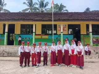 Tampil Sebagai Pemimpin Upacara, Siswa Kelas 5 Sdn Cisitu Bikin Orang Tua Bangga