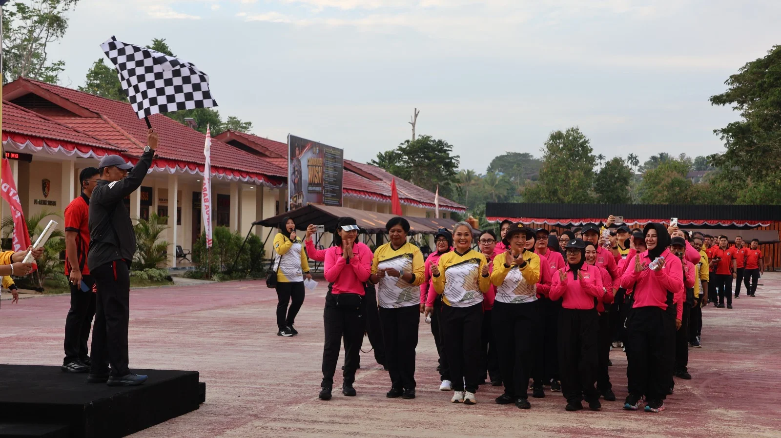 Jalan Santai Dan Perlombaan Semarakkan Hut Ri Dan Hut Polwan