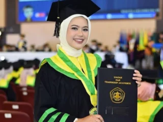 Buktikan Kesibukan Bukan Halangan, Dr Hj Reni Apriani Selesaikan Doktor Tepat Waktu Cum Laude