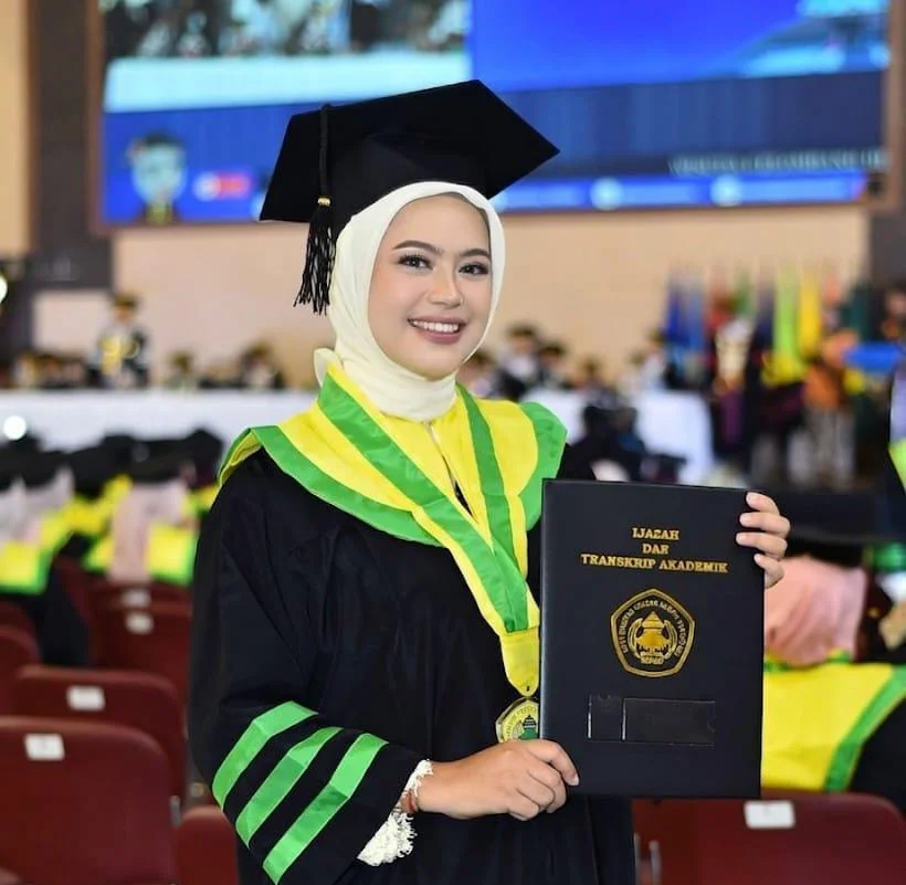Buktikan Kesibukan Bukan Halangan, Dr Hj Reni Apriani Selesaikan Doktor Tepat Waktu Cum Laude