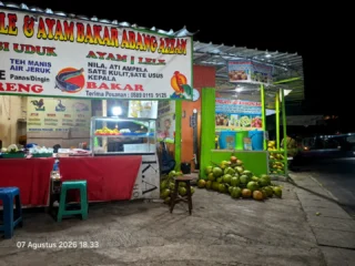 Es Doa Indung Bapak Jadi Favorit Warga, Hadirkan Aneka Varian Es Kelapa Muda
