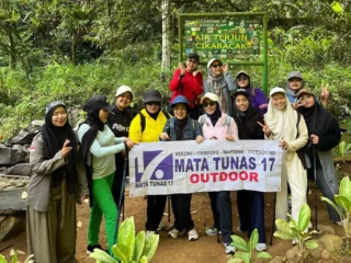Genk Emak-Emak Gabut Jagakarsa Menjajal Trekking Curug Cikaracak Bersama Mata Tunas 17