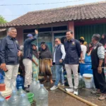 Sumur Asin Dan Kering 5 Bulan, Warga Kasemen Andalkan Bantuan Air Bersih Karang Taruna Banten
