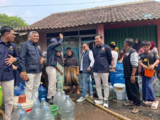 Sumur Asin Dan Kering 5 Bulan, Warga Kasemen Andalkan Bantuan Air Bersih Karang Taruna Banten