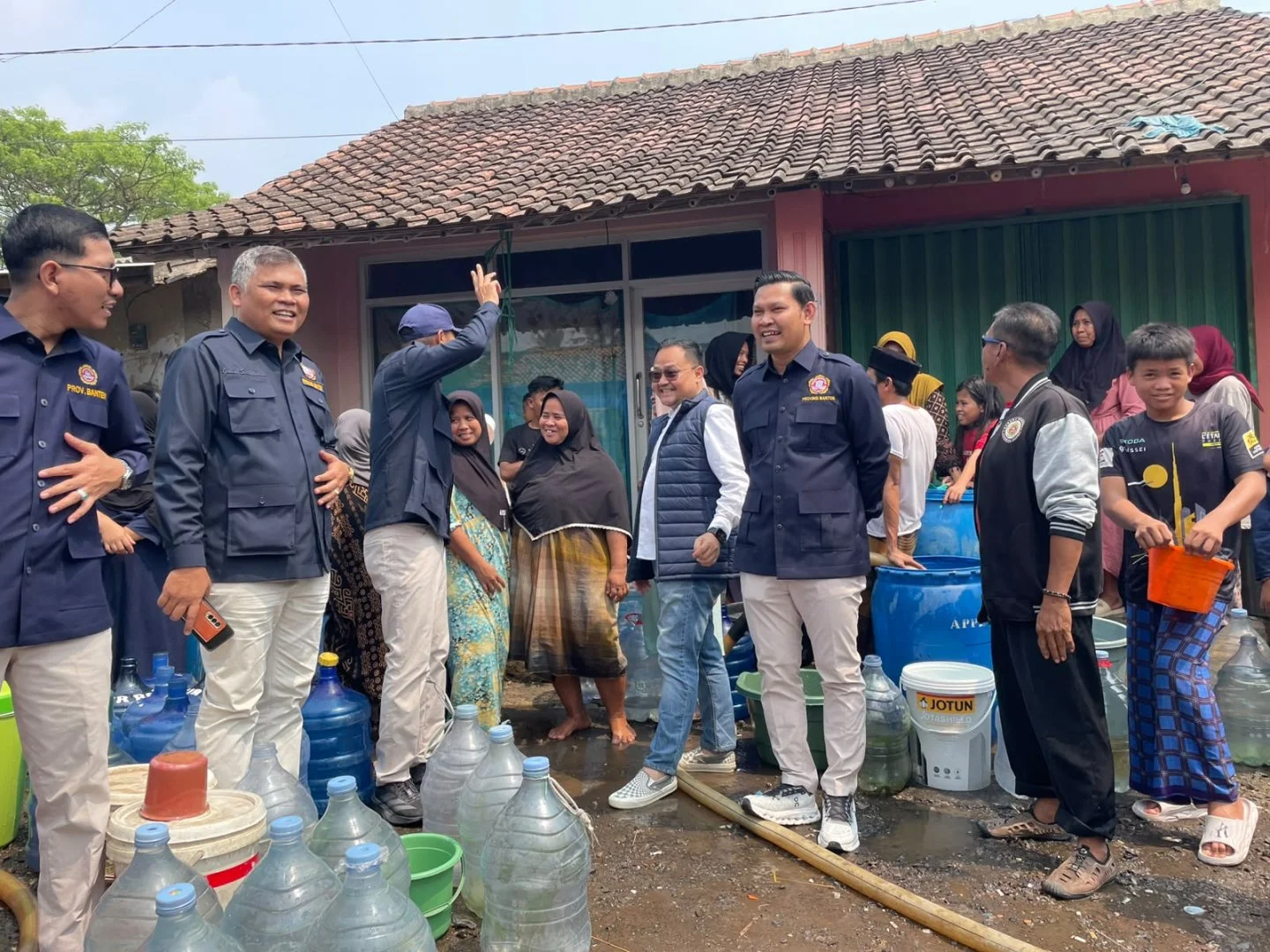 Sumur Asin Dan Kering 5 Bulan, Warga Kasemen Andalkan Bantuan Air Bersih Karang Taruna Banten