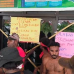 Masyarakat Adat Moi Palang Kantor Dlh Kabupaten Sorong, Tolak Kehadiran Pt Papua Agri Mandiri