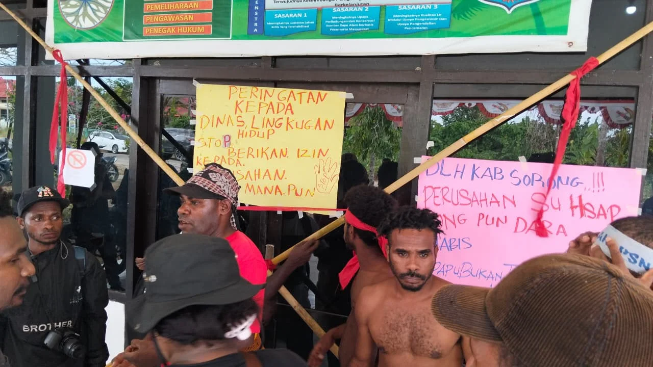Masyarakat Adat Moi Palang Kantor Dlh Kabupaten Sorong, Tolak Kehadiran Pt Papua Agri Mandiri