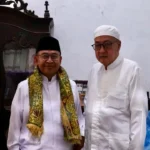 Sesepuh Bani Syaikhona Kholil Kalungkan Sorban Kepada Gus Rozin