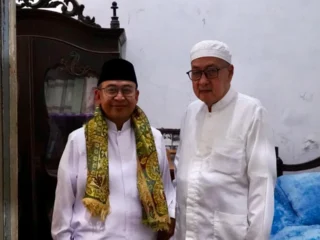 Sesepuh Bani Syaikhona Kholil Kalungkan Sorban Kepada Gus Rozin