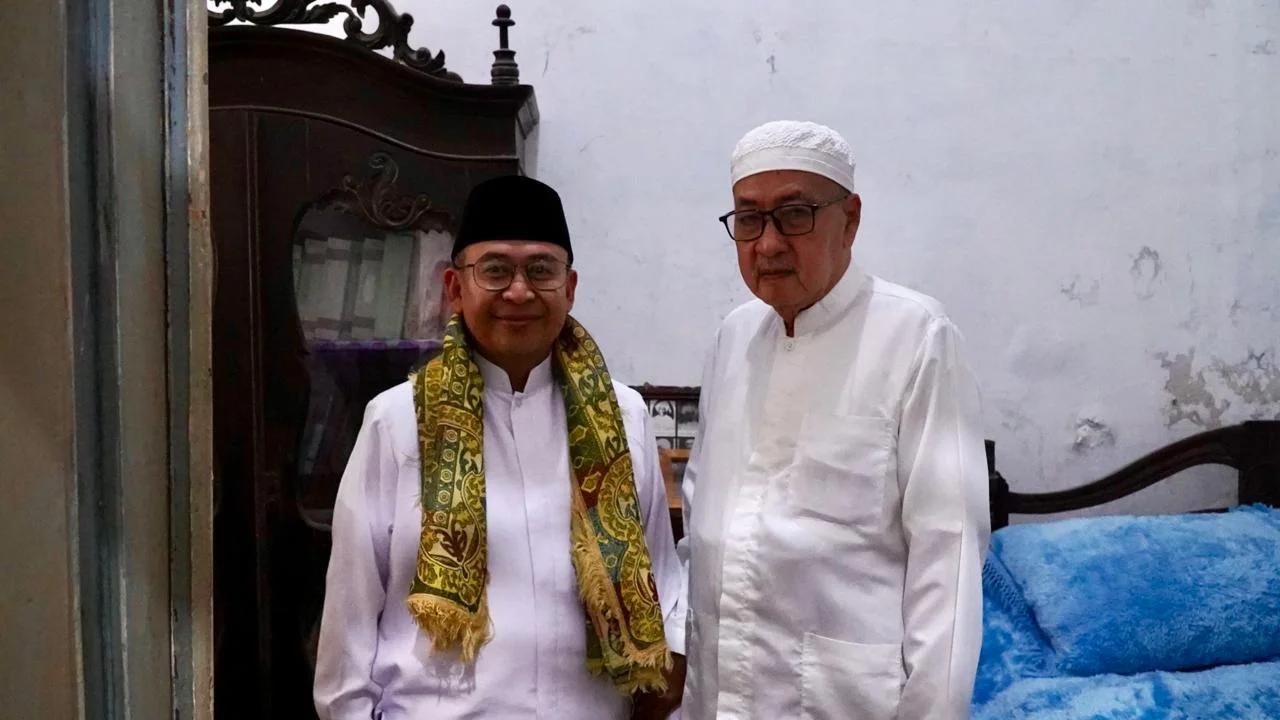 Sesepuh Bani Syaikhona Kholil Kalungkan Sorban Kepada Gus Rozin