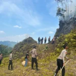 Polres Tambrauw Kerahkan Puluhan Personel Padamkan Kebakaran Lahan