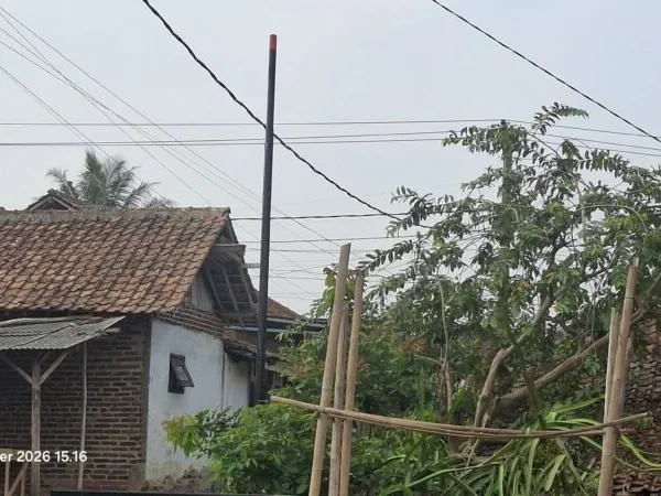 Denny Smgi Minta Proyek Tiang Wifi Di Cadasari Dihentikan, Soroti Dugaan Pemasangan Tanpa Izin Warga