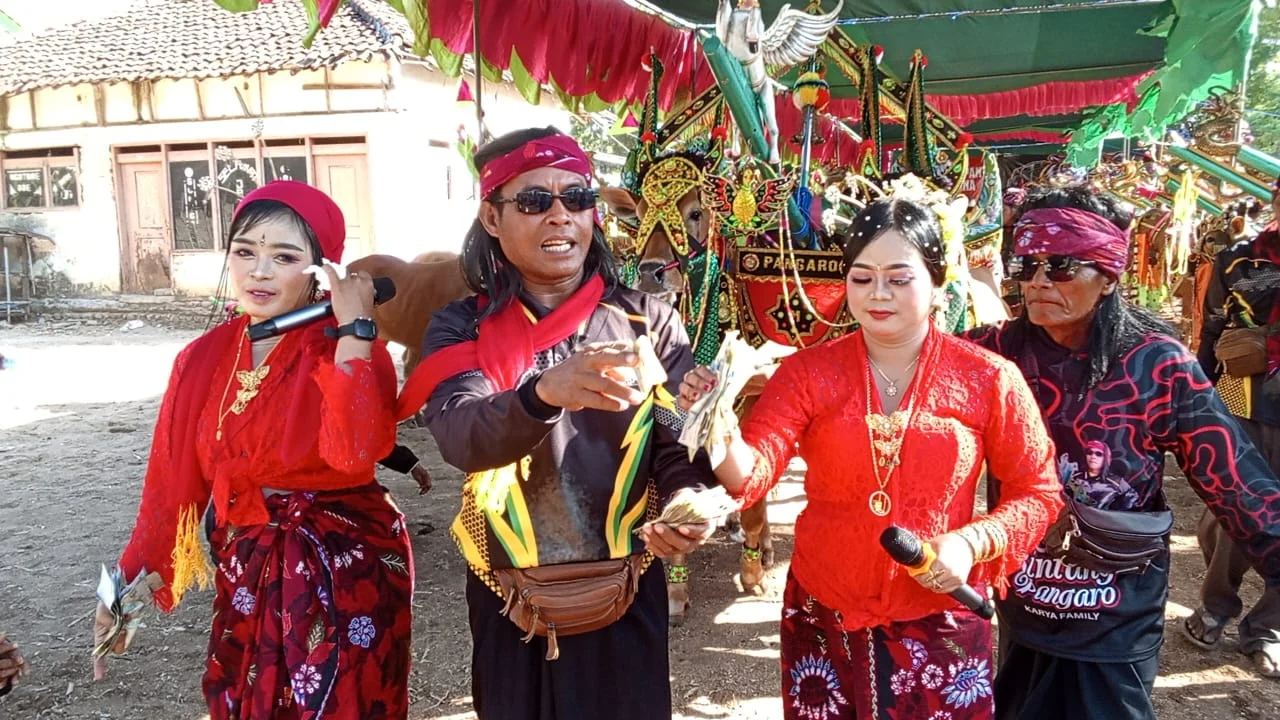 Tujuh Komunitas Berkumpul, Kerapan Sapi Betina Giliraja Tetap Terjaga