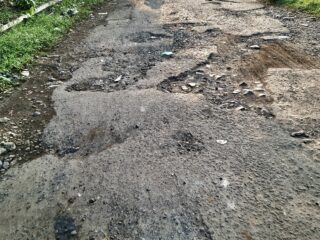 Jalan Cijinjuk Tak Kunjung Diperbaiki, Warga Soroti Dprd: “Harus Viral Dulu Baru Bergerak?”