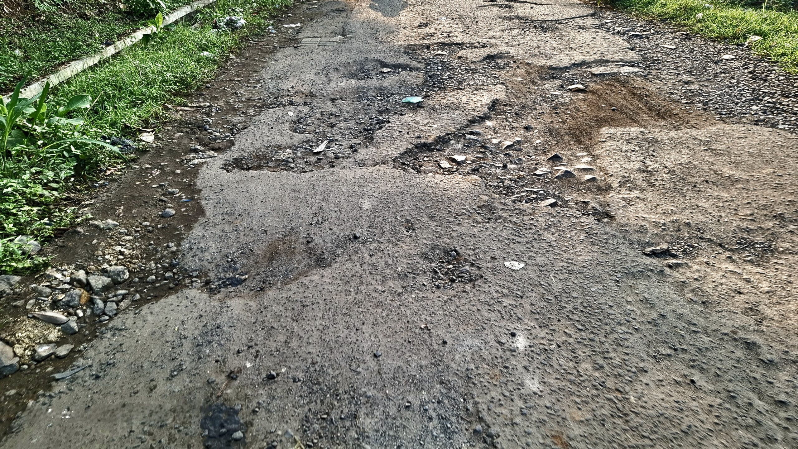 Jalan Cijinjuk Tak Kunjung Diperbaiki, Warga Soroti Dprd: “Harus Viral Dulu Baru Bergerak?”