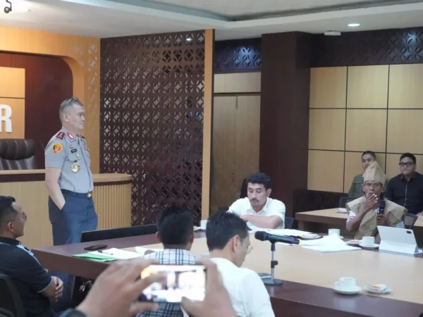 Dengarkan Keluhan Petani Dan Tokoh Adat Pasangkayu, Kapolda Sulbar Bentuk Tim Gabungan Usut Tuntas