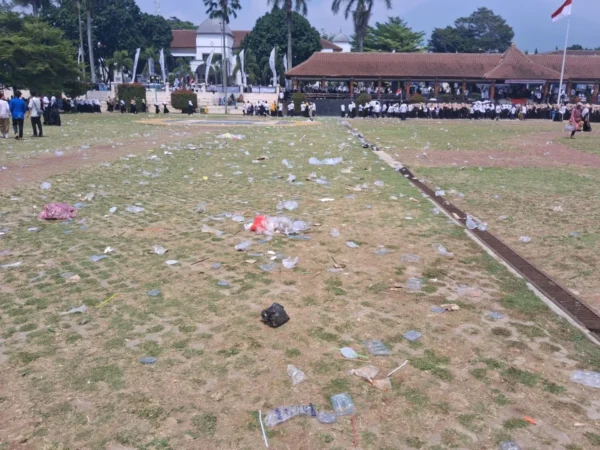 Upacara Hari Santri Nasional Di Alun-Alun Pandeglang, Sampah Berserakan Jadi Sorotan